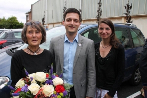 Die Gästen aus Wadgassen wurden von der neuen Bürgermeisterin Caroline Saudemont herzlich begrüßt. Bürgermeister Greiber revanchierte sich mit einem bunten Blumenstrauß in den französischen Nationalfarben.