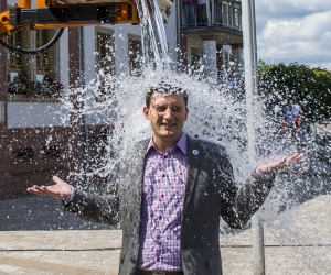 Kalte Dusche fuer Wadgassens Buergermeister Sebastian Greiber! Mit dieser Aktion stellte sich der Geeindechef in den Dienst der guten Sache. Timo Spies (l) und Guido Epmeyer hatten auch ihren Spass, denn sie durften den Eimer mit eiskaltem Wasser dem Buergermeister uebrerschuetten. Lebensgefaehrtin Petra Meiser filmte die Aktion mit ihrem Handy. Foto: Rolf Ruppenthal/ 21. aug. 2014