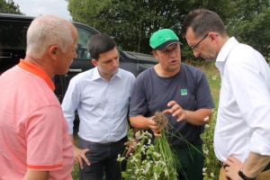 Umweltbeauftragter Ernst Kollmann, Sebastian Greiber, Biobauer Markus Comtesse und Minister Jost