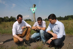 Minister Jost, Thorsten Heinrich vom Umweltamt und Bürgermeister Greiber erkunden das Naturschutzgebiet Eulenmühle