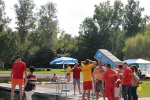 DLRG Vorführung beim 1. Wadgasser Parkbadfest