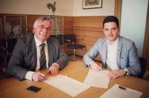 Deutsche Telekom und Bürgermeister Greiber unterzeichnen die Absichtserklärung zum Breitbandausbau in Hostenbach, Schaffhausen und Wadgassen