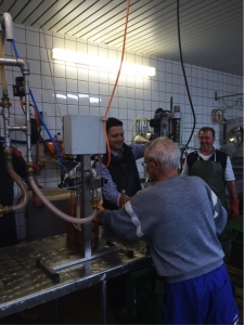 Bürgermeister Greiber half beim Abfüllen des leckeren Friedrichweiler Apfelsaft