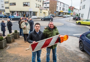 Fristgemaess fertiggestellt und am Wochenende eingeweiht - der neue Kreisverkehr Schaffhauser-/ Sengster Strasse in Wadgassen: Buergermeister Sebastian Greiber (l) und Ortsvorsteher Guido Schumacher (r).. Foto: Rolf Ruppenthal/ 28. Nov. 2015