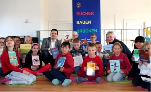 Übergabe der Bücher an die Kinder der Abteischule