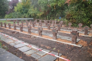 Restaurierungsarbeiten der Soldatengräber auf dem Spurker Friedhof