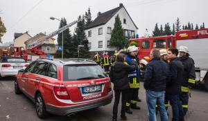 Wohnhausbrand in Hostenbach: Fuenf Fluechtlinge konnten sich rechtzeitig in Sicherheit bringen. Foto: Rolf Ruppenthal/ 27. Okt. 2016