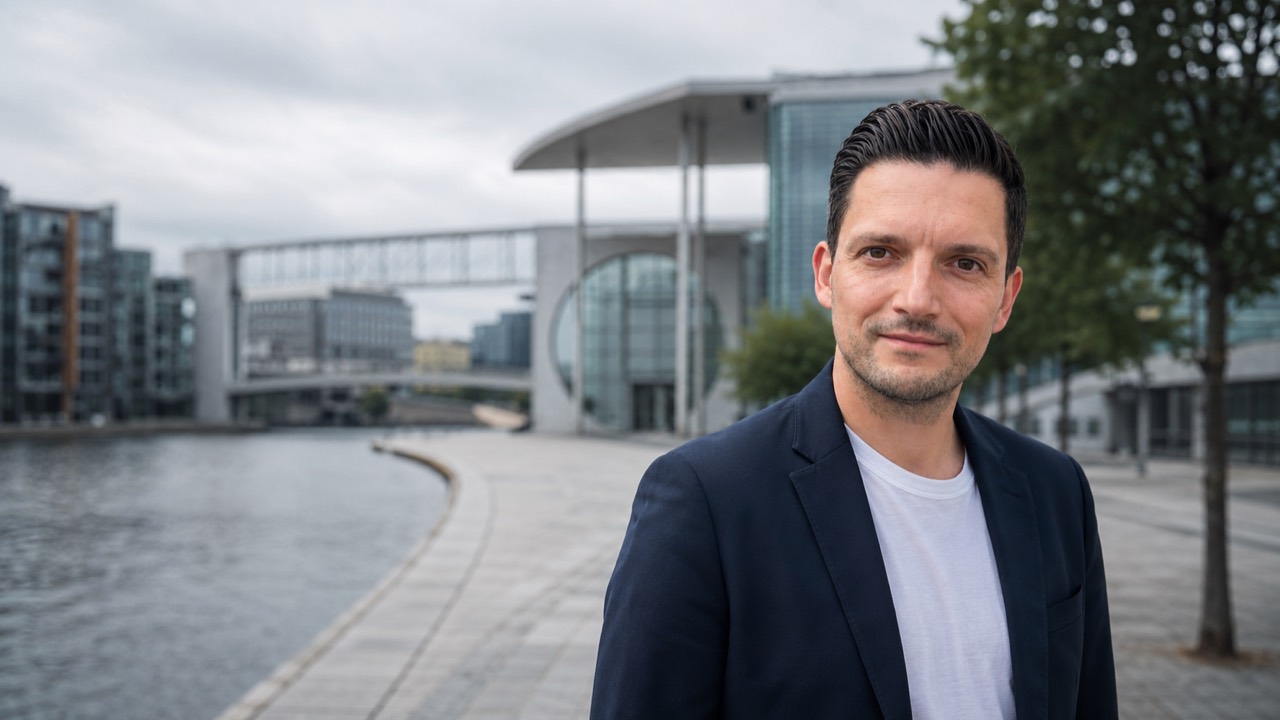 Sebastian Greiber an einem modernen Wasserufer mit zeitgenössischer Architektur