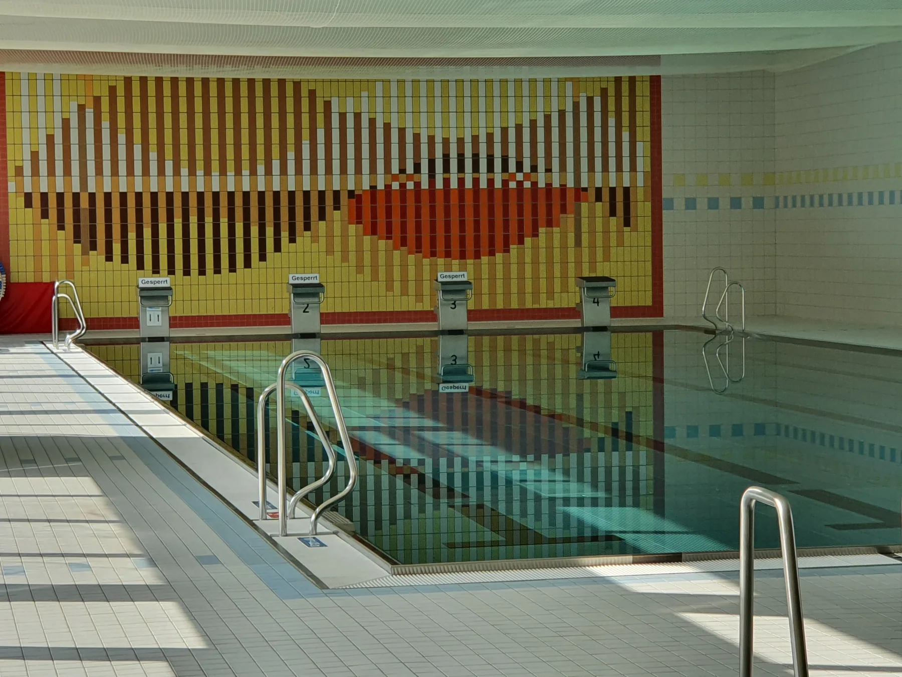 Das Schwimmbecken des Hallenbades in Differten