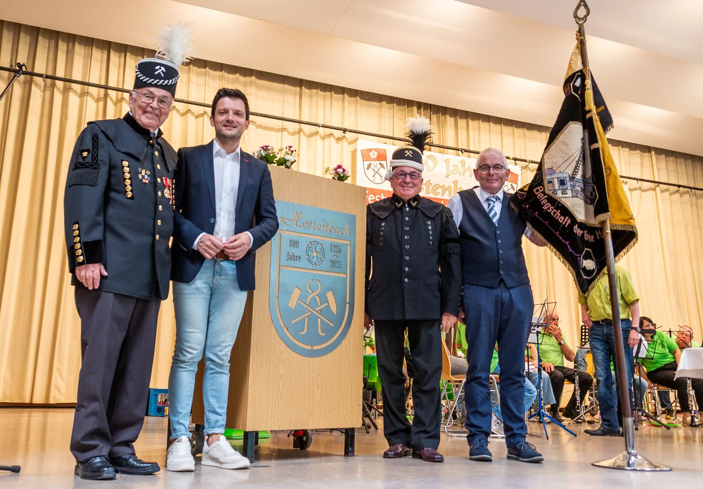 Peter Kleber, Sebastian Greiber, Wilhelm Hill und Ortsvorsteher Axel Martin bei der 800-Jahr-Feier in Hostenbach (von links).