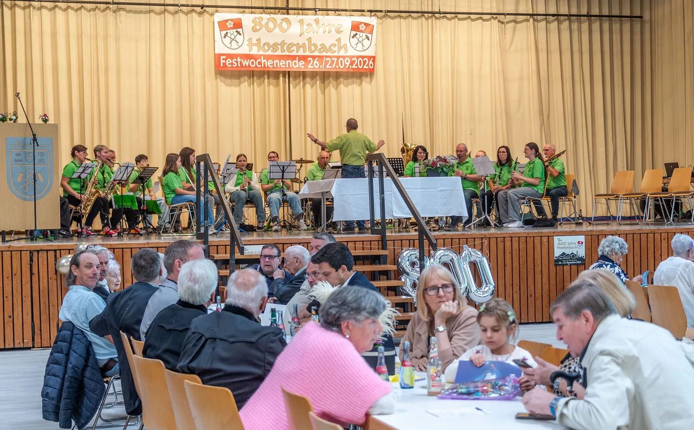 Musik und Begegnungen bei der 800-Jahr-Feier in der Glück-auf-Halle in Hostenbach.