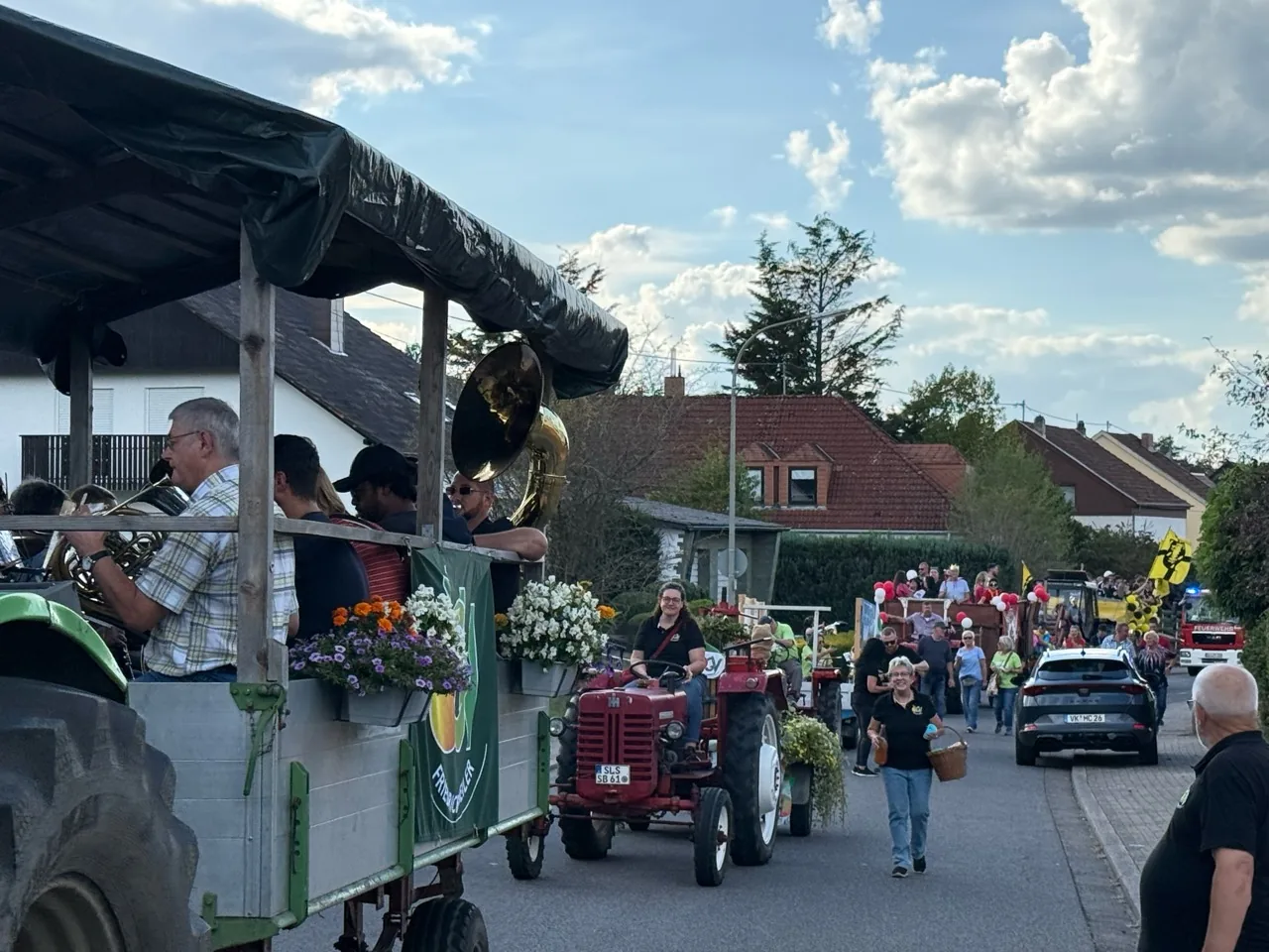 Der Kirmesumzug mit geschmückten Traktoren und zahlreichen Teilnehmenden zieht durch Friedrichweiler.