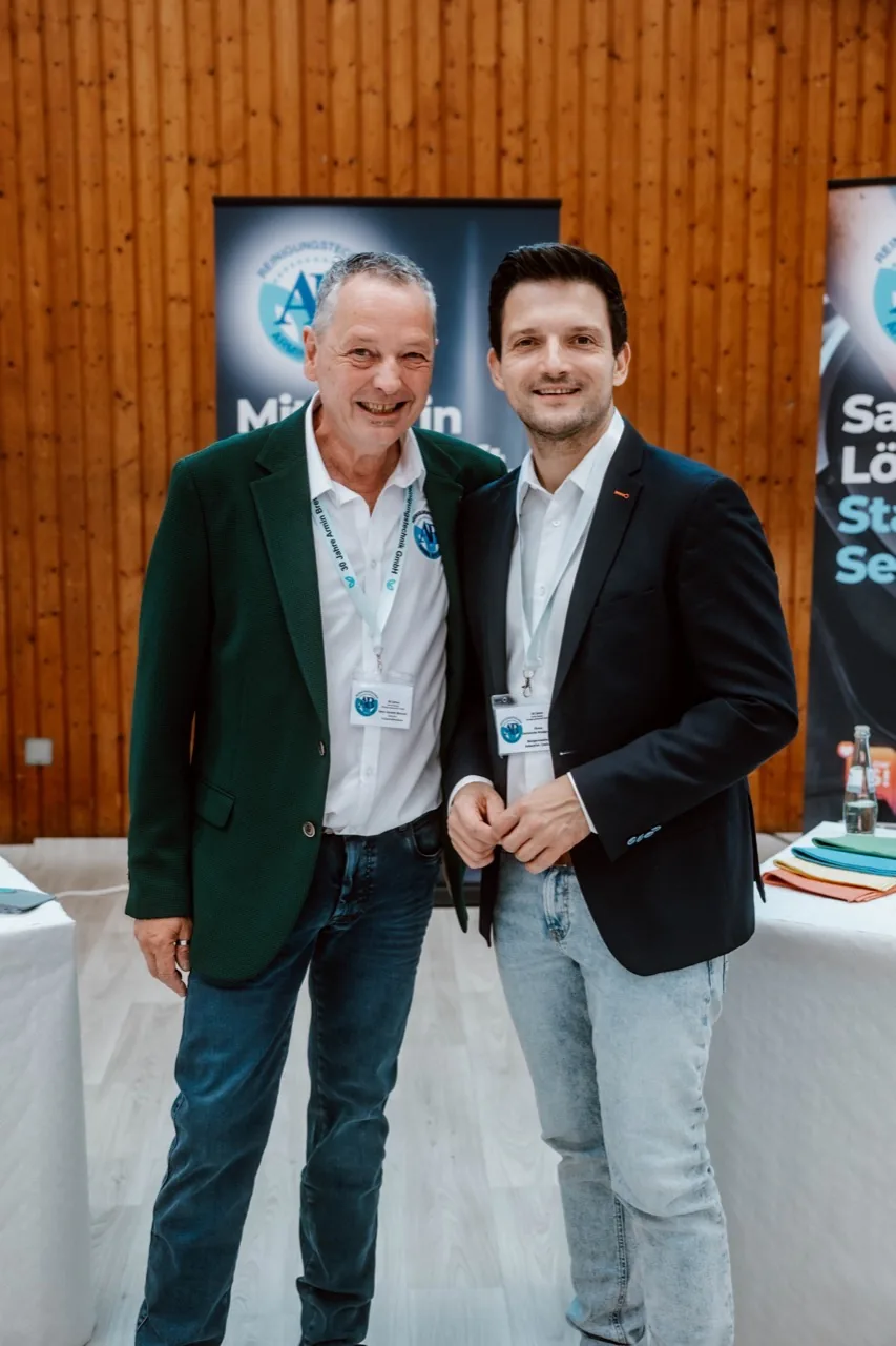 Armin Breuer und Sebastian Greiber bei der Jubiläumsveranstaltung der Breuer Reinigungstechnik GmbH.