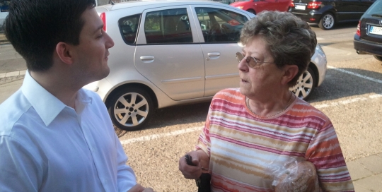 Sebastian Greiber verteilt mit den JuLis Wadgassen Ostergrüße in Wadgassen