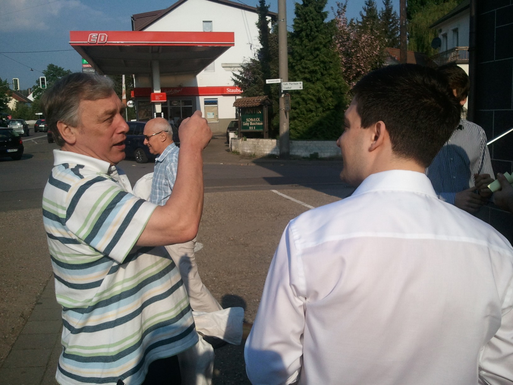 Sebastian Greiber verteilt mit den JuLis Wadgassen Ostergrüße in Wadgassen