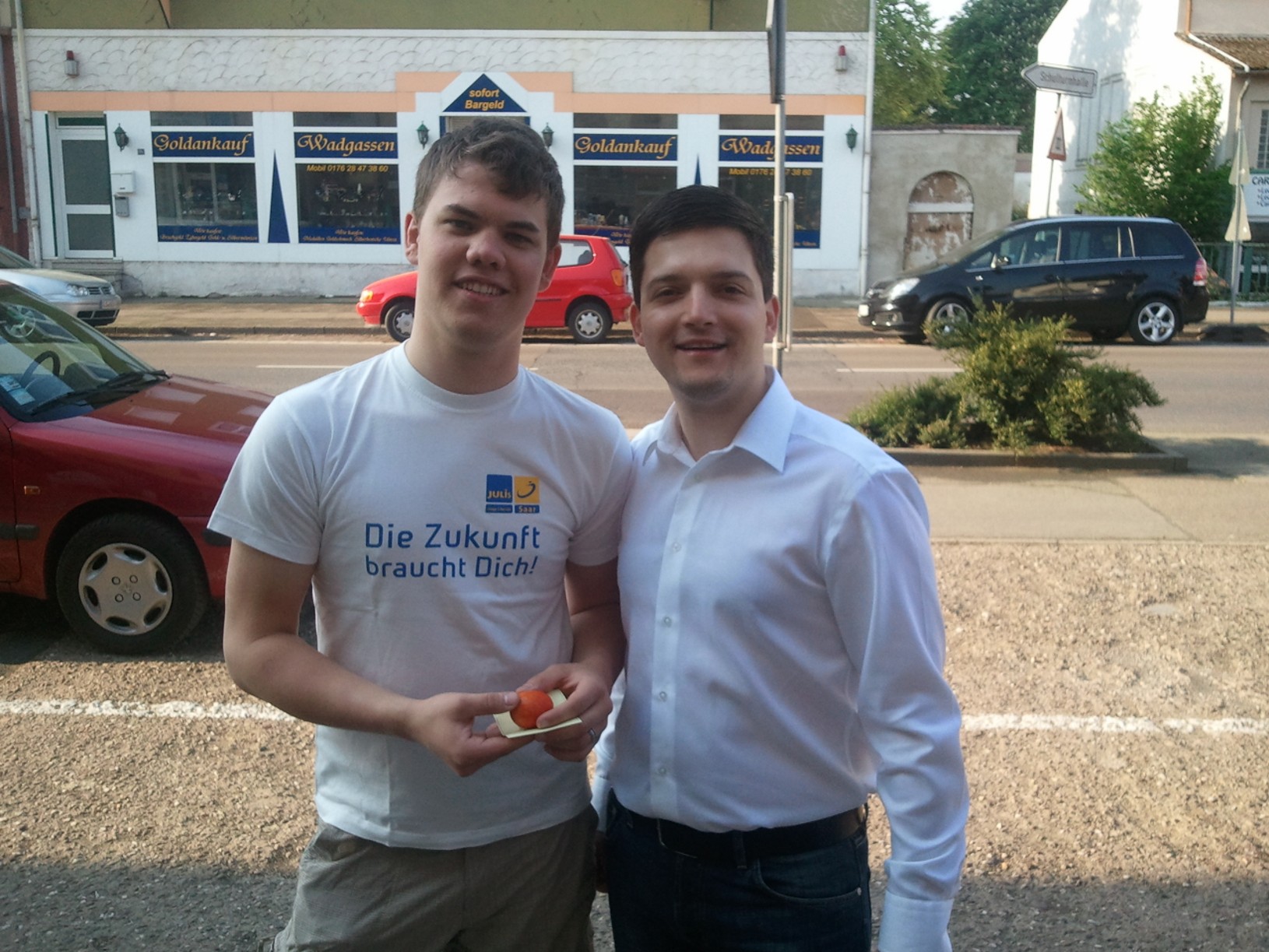 Sebastian Greiber verteilt mit den JuLis Wadgassen Ostergrüße in Wadgassen