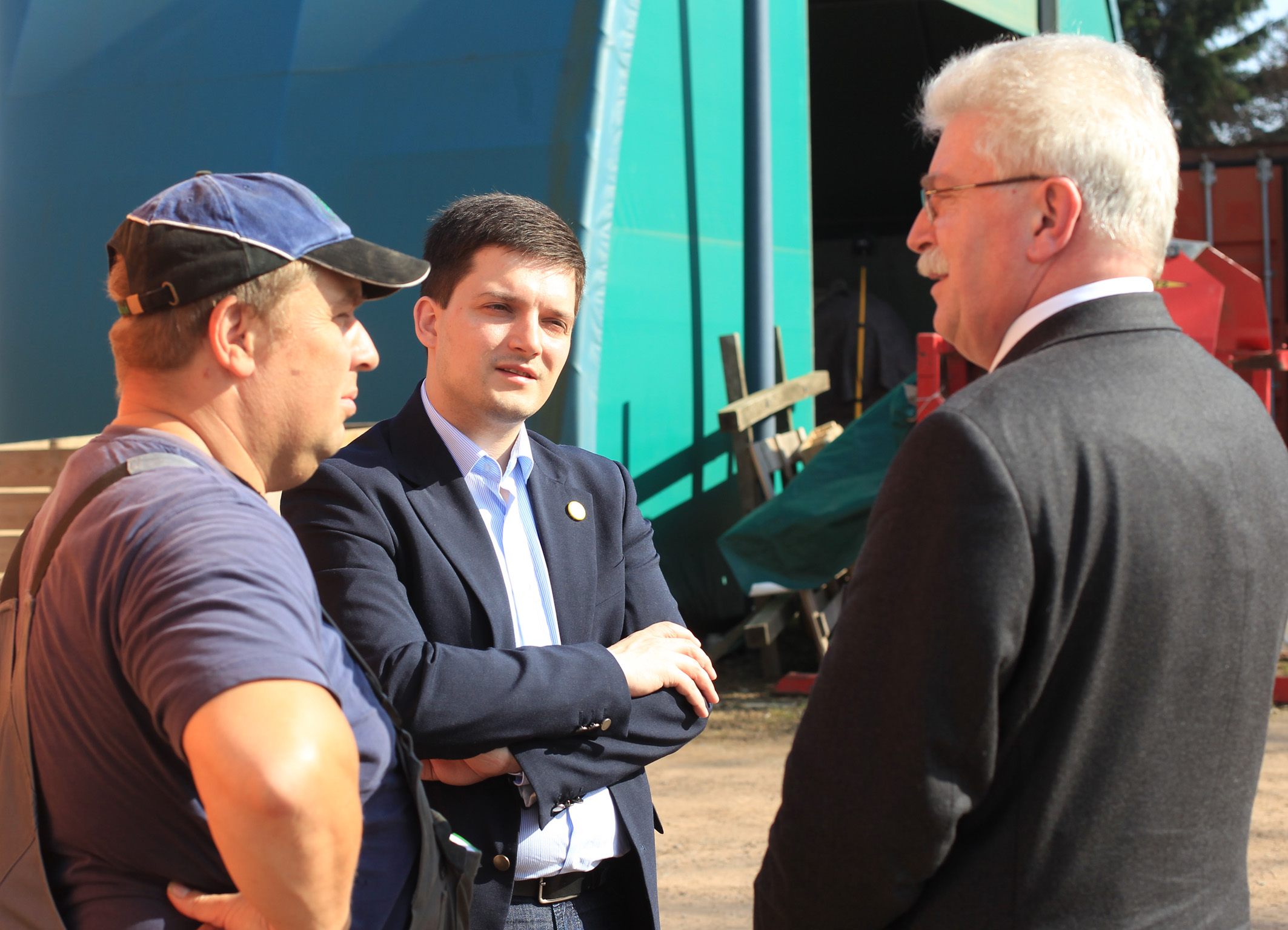 Sebastian Greiber beim Betriebsbesuch bei Bio-Bauer Comtesse in Schaffhausen