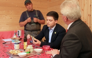 Sebastian Greiber beim Betriebsbesuch bei Bio-Bauer Comtesse in Schaffhausen