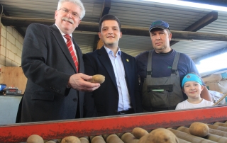 Sebastian Greiber beim Betriebsbesuch bei Bio-Bauer Comtesse in Schaffhausen