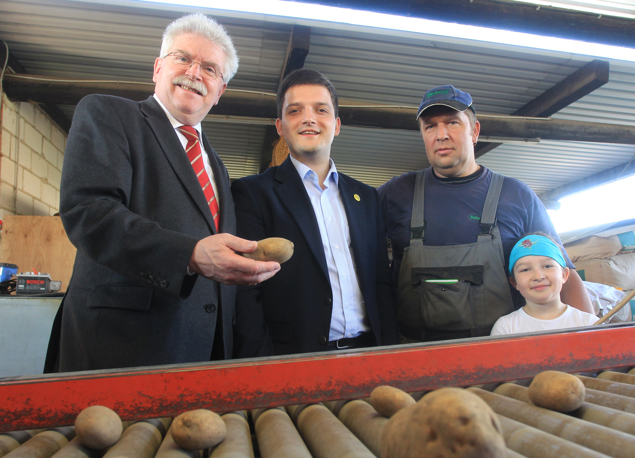 Sebastian Greiber beim Betriebsbesuch bei Bio-Bauer Comtesse in Schaffhausen