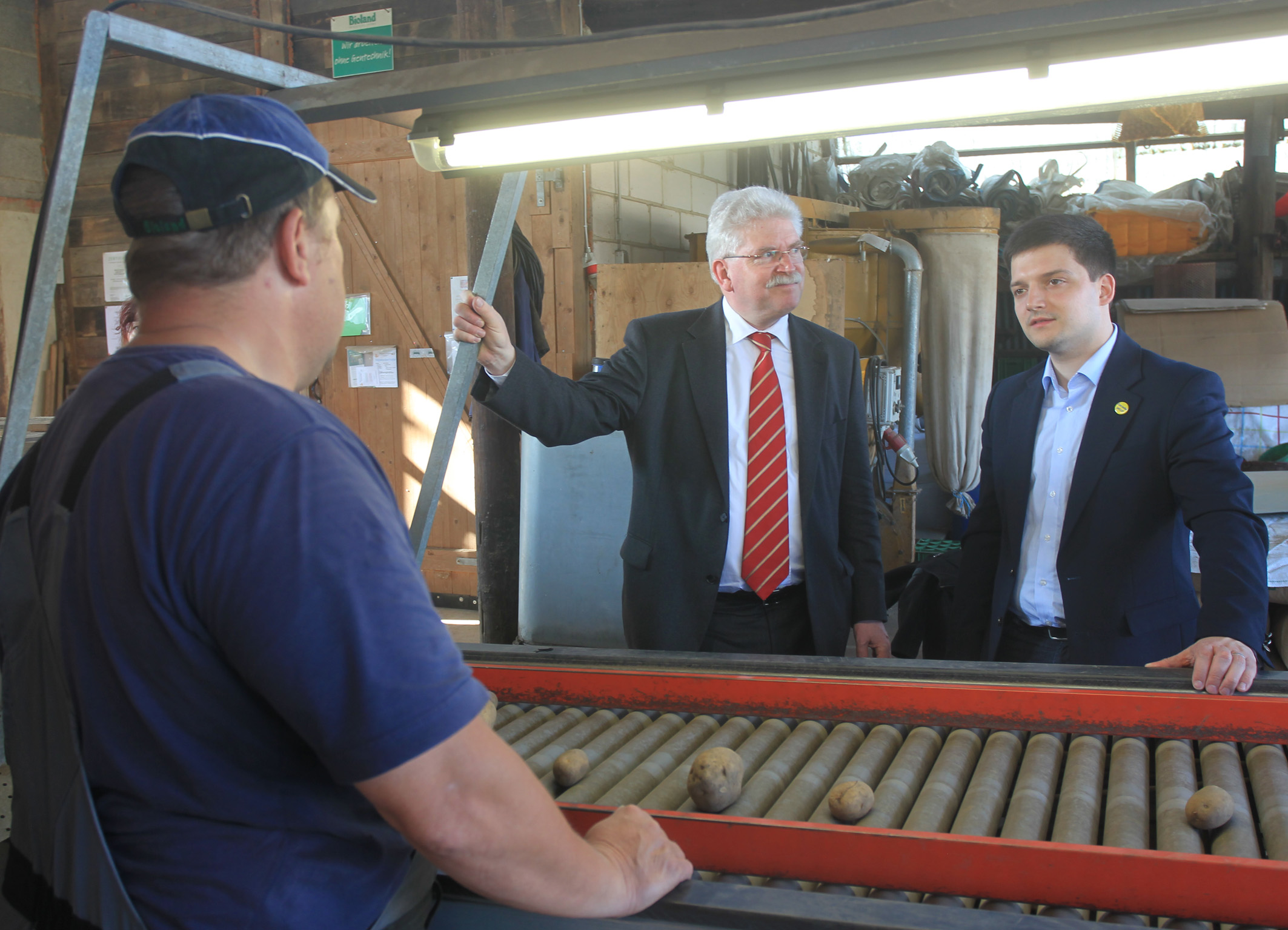 Sebastian Greiber beim Betriebsbesuch bei Bio-Bauer Comtesse in Schaffhausen