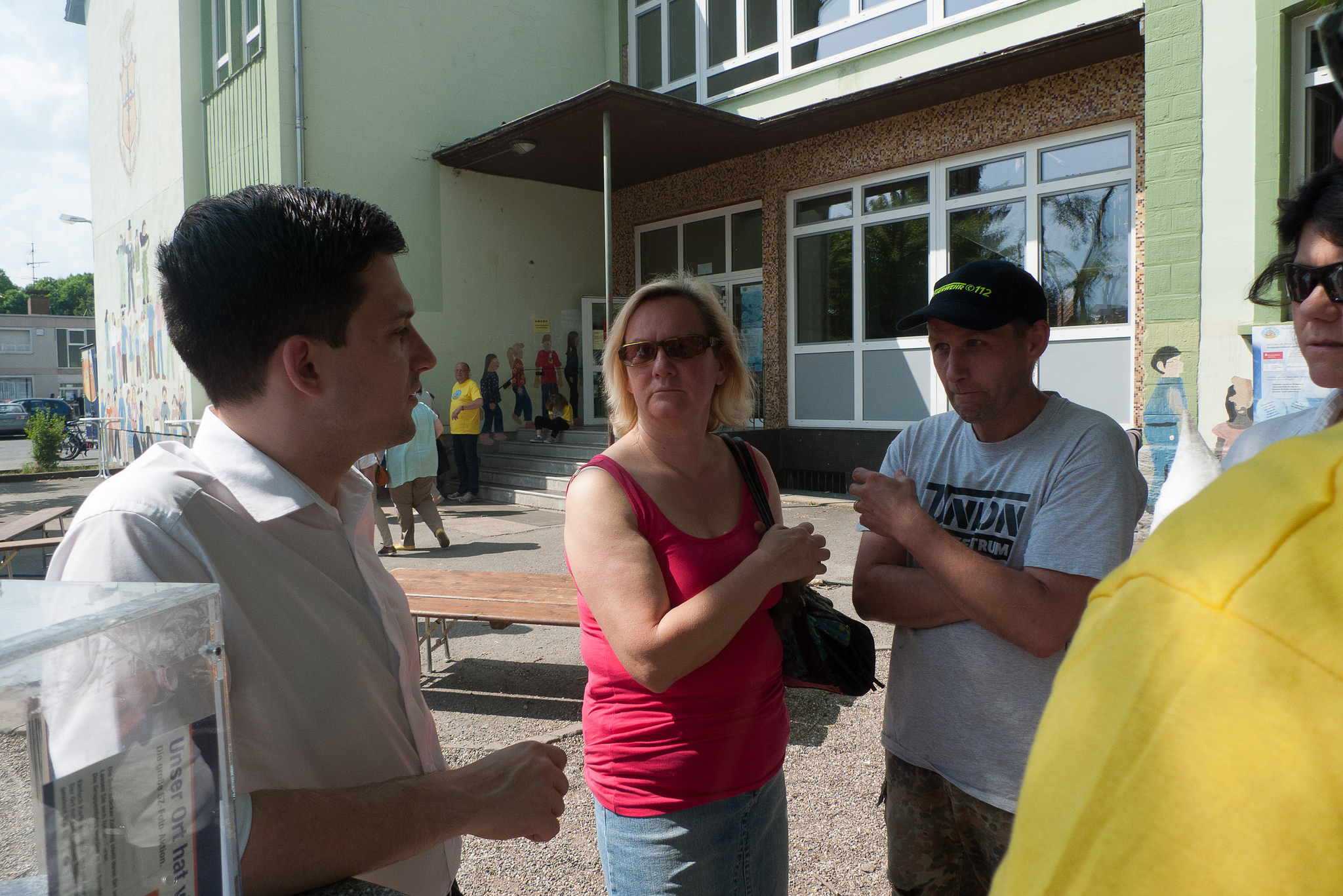 Sebastian Greiber beim Schulfest der Abteischule Wadgassen 2013 mit der Fotoaktion der Saarbrücker Zeitung "Unser Dorf hat viele Gesichter"