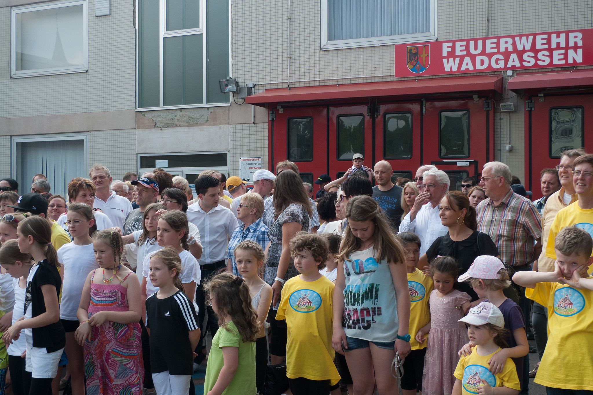 Sebastian Greiber beim Schulfest der Abteischule Wadgassen 2013 mit der Fotoaktion der Saarbrücker Zeitung "Unser Dorf hat viele Gesichter"