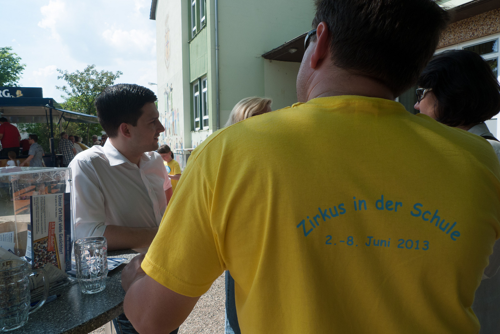 Sebastian Greiber beim Schulfest der Abteischule Wadgassen 2013 mit der Fotoaktion der Saarbrücker Zeitung "Unser Dorf hat viele Gesichter"