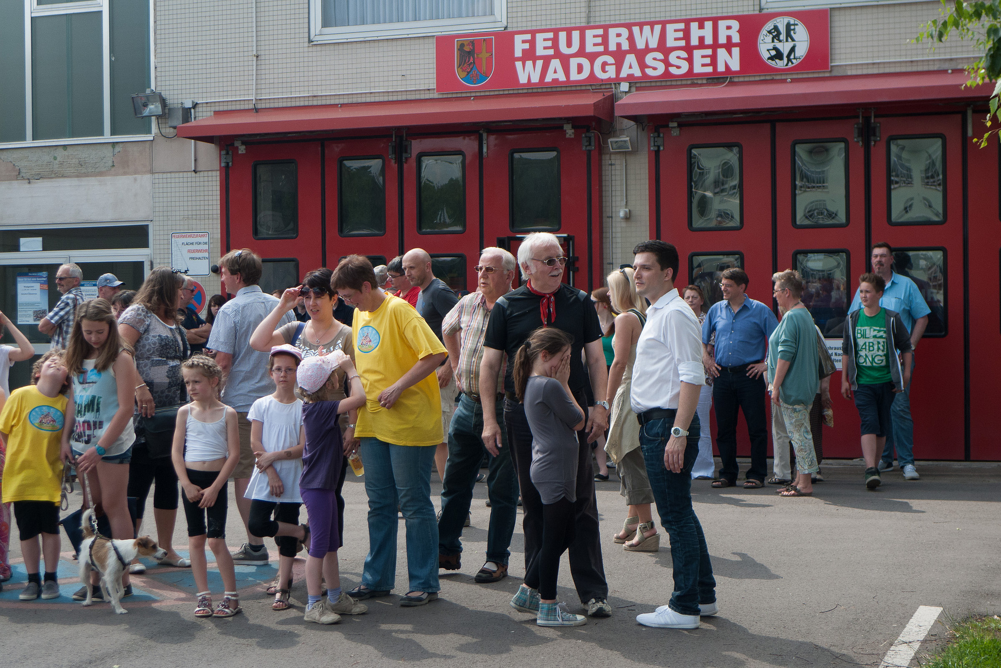 Sebastian Greiber beim Schulfest der Abteischule Wadgassen 2013 mit der Fotoaktion der Saarbrücker Zeitung "Unser Dorf hat viele Gesichter"