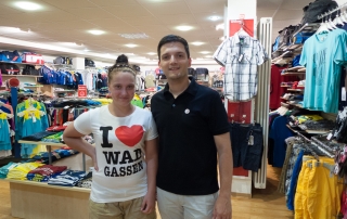 Sebastian Greiber übergibt I love Wadgassen T-Shirt an Julia Lieser