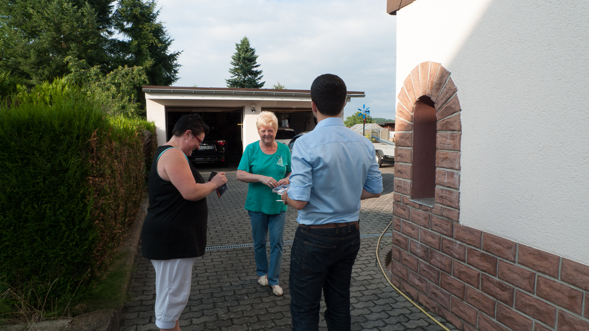 Ich möchte möglichst viele Bürgerinnen und Bürger der Gemeinde Wadgassen kennen lernen und beantworte Ihre Fragen zu meiner Bewerbung als Bürgermeister oder höre Ihren Anliegen und Anregungen gerne zu. Daher bin ich seit dem 5. August bis zur Bürgermeister Wahl am 24. November 2013 in der Gemeinde Wadgassen von Haustür zu Haustür unterwegs.