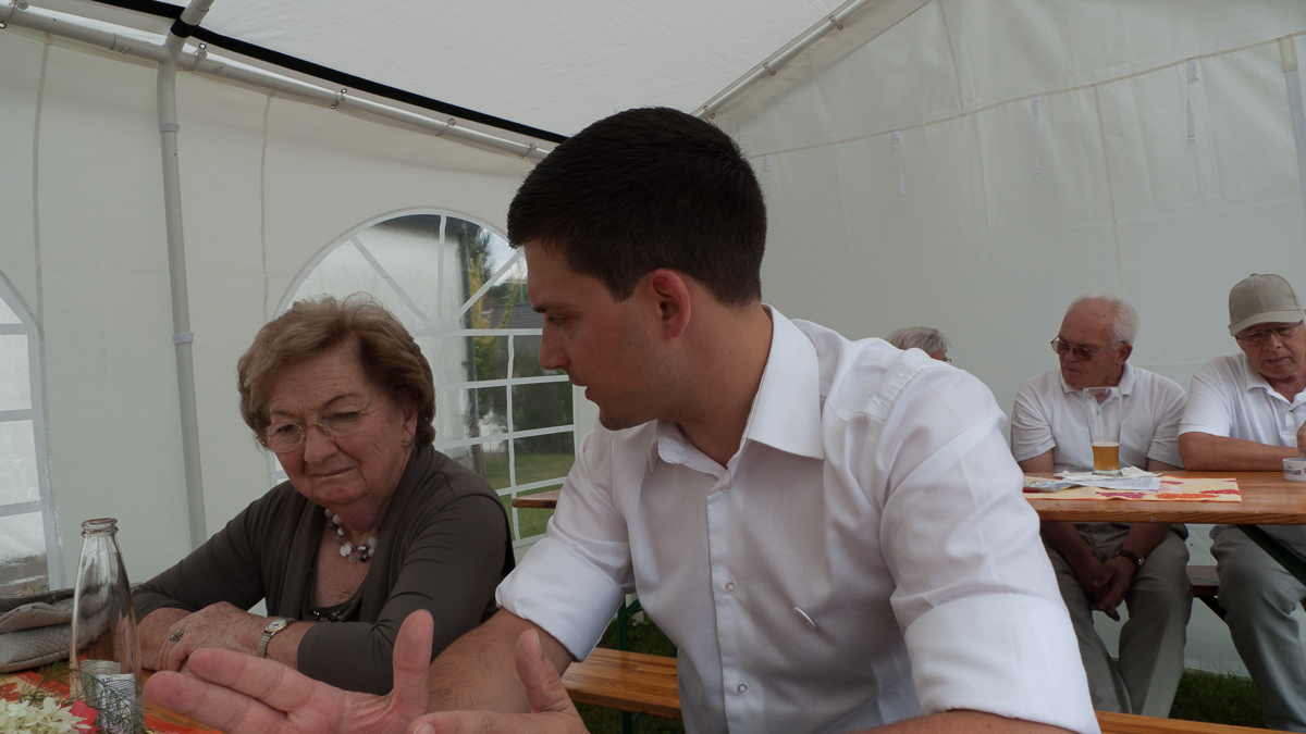 Der Berg- und Hüttenarbeiterverein Sankt Barbara-Werbeln lud für Sonntag, 11. August, zu seinem Sommerfest an der Pfarrkirche ein. Beginn war um 10 Uhr mit einem Frühschoppen. Auch Sebastian Greiber besuchte das Sommerfest und nutzte die Gelegenheit mit einigen Mitbürgern ins Gespräch zu kommen.