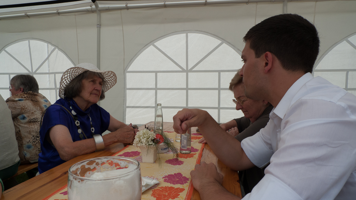 Der Berg- und Hüttenarbeiterverein Sankt Barbara-Werbeln lud für Sonntag, 11. August, zu seinem Sommerfest an der Pfarrkirche ein. Beginn war um 10 Uhr mit einem Frühschoppen. Auch Sebastian Greiber besuchte das Sommerfest und nutzte die Gelegenheit mit einigen Mitbürgern ins Gespräch zu kommen.