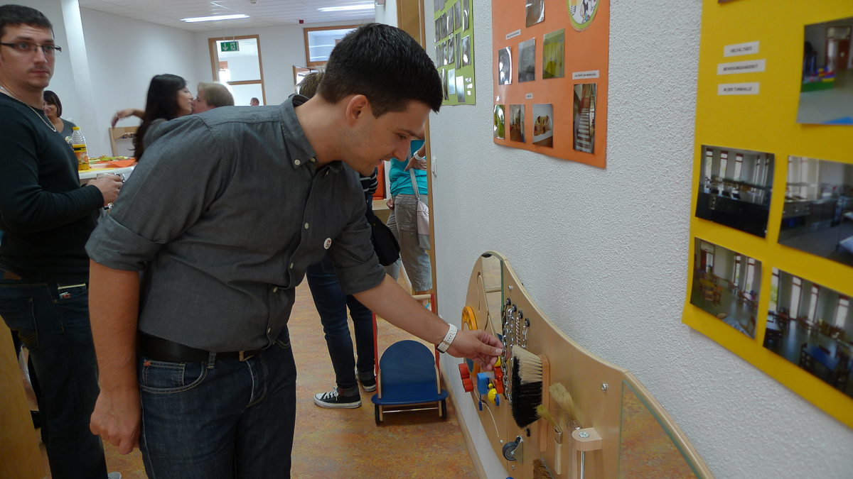 Den Tag der offenen Tür in der neu gebauten Mit Pfiffikus in Hostenbach nutze der freie Bürgermeister Kandidat in Wadgassen Sebastian Greiber um sich ein Bild von der neuen Einrichtung zu machen.