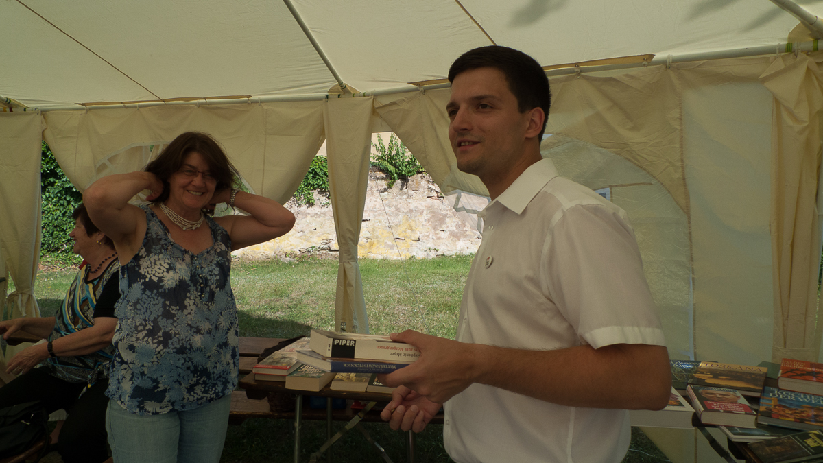 Der freie Bürgermeister Kandidat Sebastian Greiber beim Vereinshaus Fest in Differten