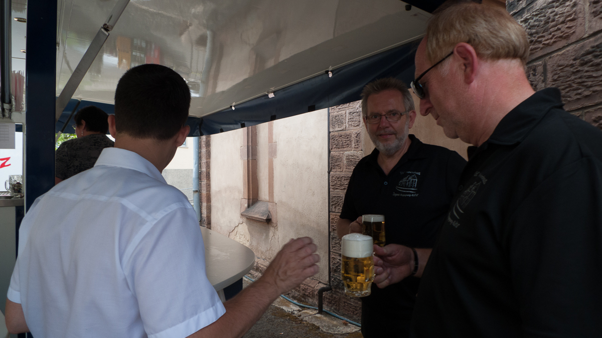 Der freie Bürgermeister Kandidat Sebastian Greiber beim Vereinshaus Fest in Differten