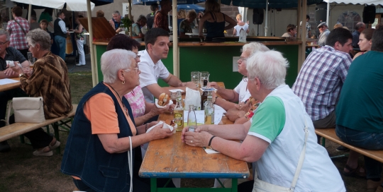 Der freie Bürgermeister Kandidat Sebastian Greiber beim Vereinshaus Fest in Differten