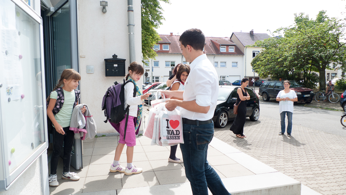 Auch unsere Grundschüler lieben Ihren Heimatort. Daher gab es vom freien Bürgermeister Kandidat Sebastian Greiber zum Schulbeginn für alle Grundschüler eine 'I love Wadgassen' Tüte.