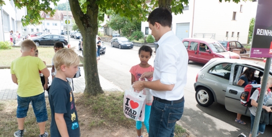Auch unsere Grundschüler lieben Ihren Heimatort. Daher gab es vom freien Bürgermeister Kandidat Sebastian Greiber zum Schulbeginn für alle Grundschüler eine 'I love Wadgassen' Tüte.