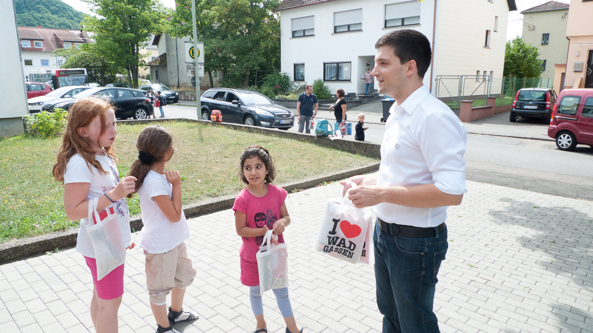 Auch unsere Grundschüler lieben Ihren Heimatort. Daher gab es vom freien Bürgermeister Kandidat Sebastian Greiber zum Schulbeginn für alle Grundschüler eine 'I love Wadgassen' Tüte.