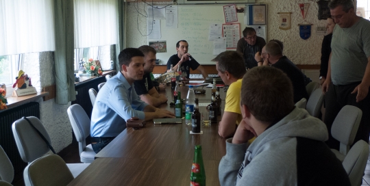 Sebastian Greiber besucht die Freiwillige Feuerwehr Werbeln und diskutiert mit den Kameraden.