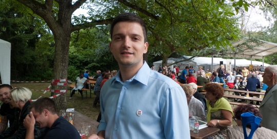 Der freie Bürgermeister Kandidat Sebastian Greiber beim Pfarrfest der Pfarrei Maria Heimsuchung in Wadgassen