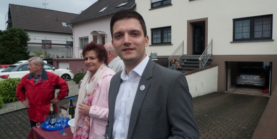 Der freie Bürgermeister Kandidat Sebastian Greiber bei der Eröffnung der Kirmes in Friedrichweiler. Mit einem schönem Umzug durch den Ort, haben sich auch viele Zuschauer vom schlechten Wetter nicht abhalten lassen.