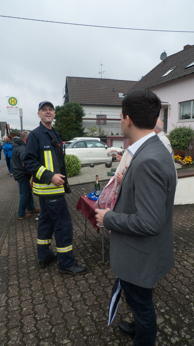 Der freie Bürgermeister Kandidat Sebastian Greiber bei der Eröffnung der Kirmes in Friedrichweiler. Mit einem schönem Umzug durch den Ort, haben sich auch viele Zuschauer vom schlechten Wetter nicht abhalten lassen.