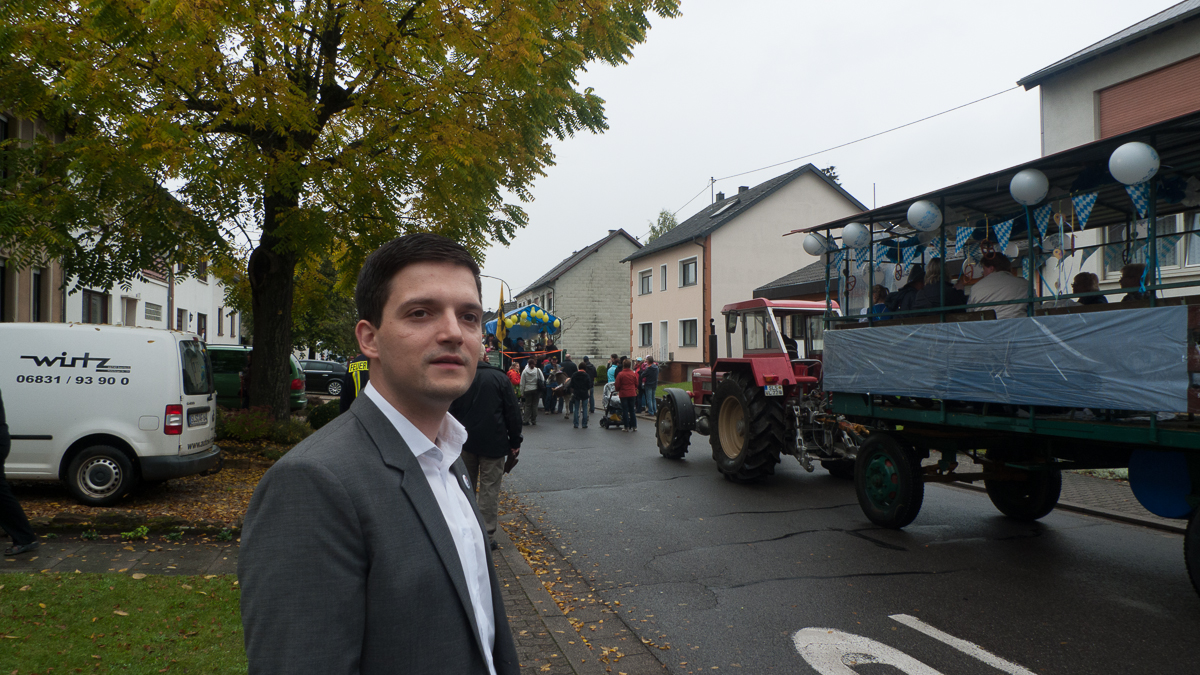 Der freie Bürgermeister Kandidat Sebastian Greiber bei der Eröffnung der Kirmes in Friedrichweiler. Mit einem schönem Umzug durch den Ort, haben sich auch viele Zuschauer vom schlechten Wetter nicht abhalten lassen.