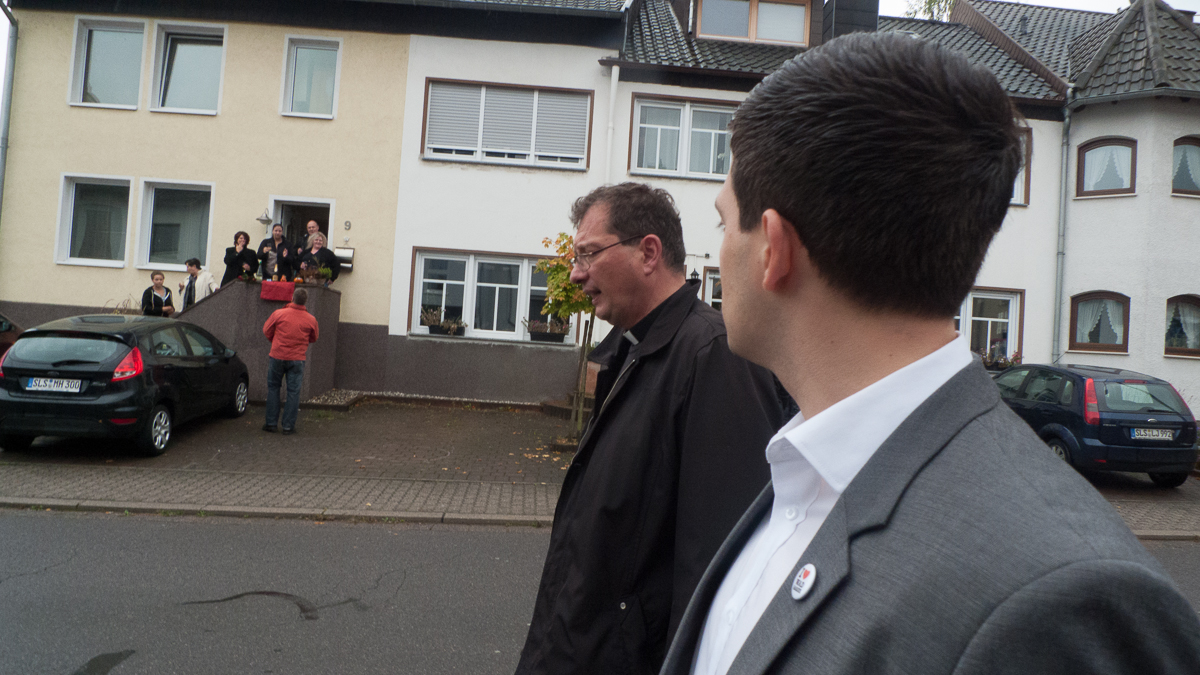 Der freie Bürgermeister Kandidat Sebastian Greiber bei der Eröffnung der Kirmes in Friedrichweiler. Mit einem schönem Umzug durch den Ort, haben sich auch viele Zuschauer vom schlechten Wetter nicht abhalten lassen.