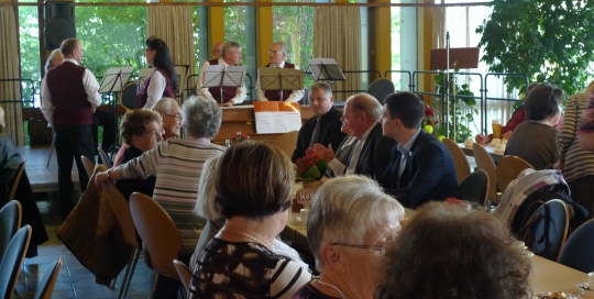 Auch in diesem Jahr besuchte der freie Kandidat zur Bürgermeisterwahl in Wadgassen, Sebastian Greiber, den Seniorennachmittag in Schaffhausen.