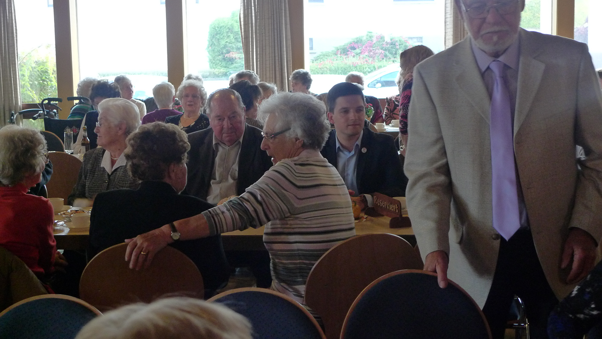 Auch in diesem Jahr besuchte der freie Kandidat zur Bürgermeisterwahl in Wadgassen, Sebastian Greiber, den Seniorennachmittag in Schaffhausen.