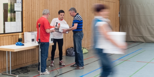 Mit rund 170 Teilnehmern war der Freundschaftslauf der Bisttal Runners in Differten eine der größten Laufveranstaltungen. Der freie Kandidat für die Bürgermeisterwahl, Sebastian Greiber, sprang gerne spontan nach dem 8km Lauf bei der Siegerehrung ein und half Hubert Beck bei der Prämierung der Läufer.