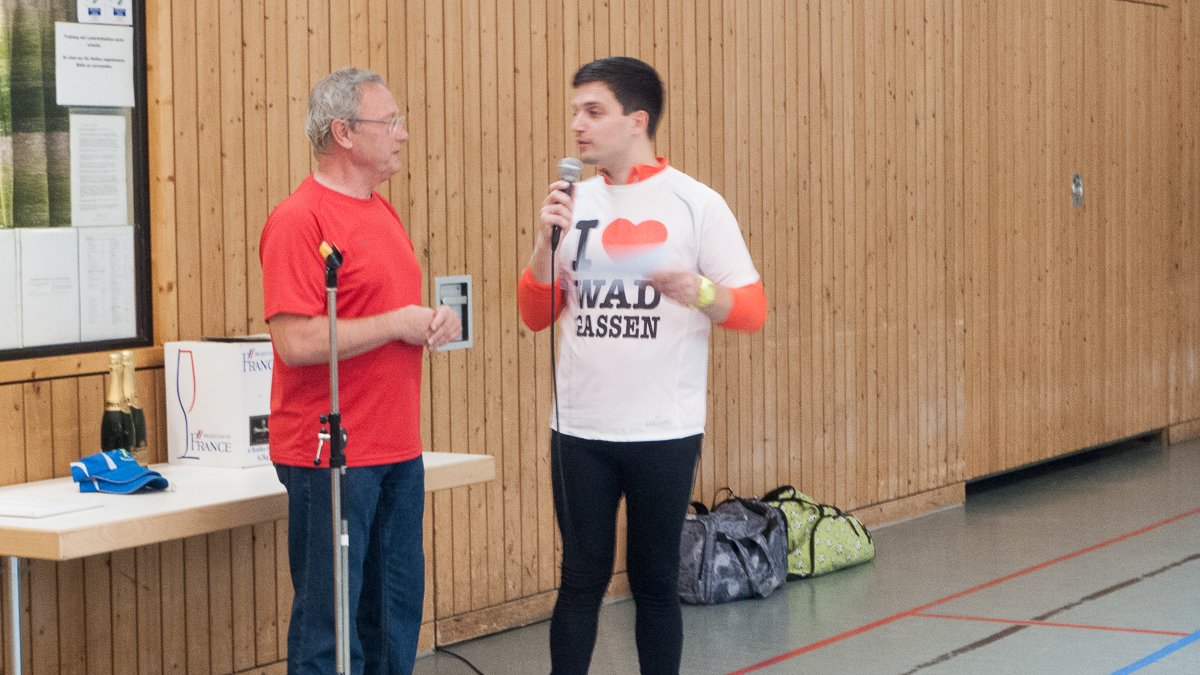 Mit rund 170 Teilnehmern war der Freundschaftslauf der Bisttal Runners in Differten eine der größten Laufveranstaltungen. Der freie Kandidat für die Bürgermeisterwahl, Sebastian Greiber, sprang gerne spontan nach dem 8km Lauf bei der Siegerehrung ein und half Hubert Beck bei der Prämierung der Läufer.